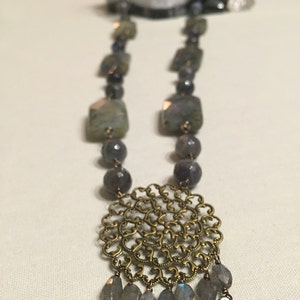 Labradorite sfaccettata e ciondolo in oro immagine 3