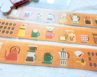 Puede incluir: Tiras de cinta adhesiva decorativas de color naranja con ilustraciones con temática de café. Las tiras presentan imágenes de cafeteras, tazas y equipos para hacer café en varios colores, incluyendo rojo, verde y amarillo. La cinta tiene un acento de lámina dorada.