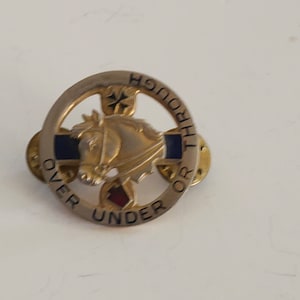 Pin de caballo de caballería del ejército de EE. UU. Vintage Over Under Through