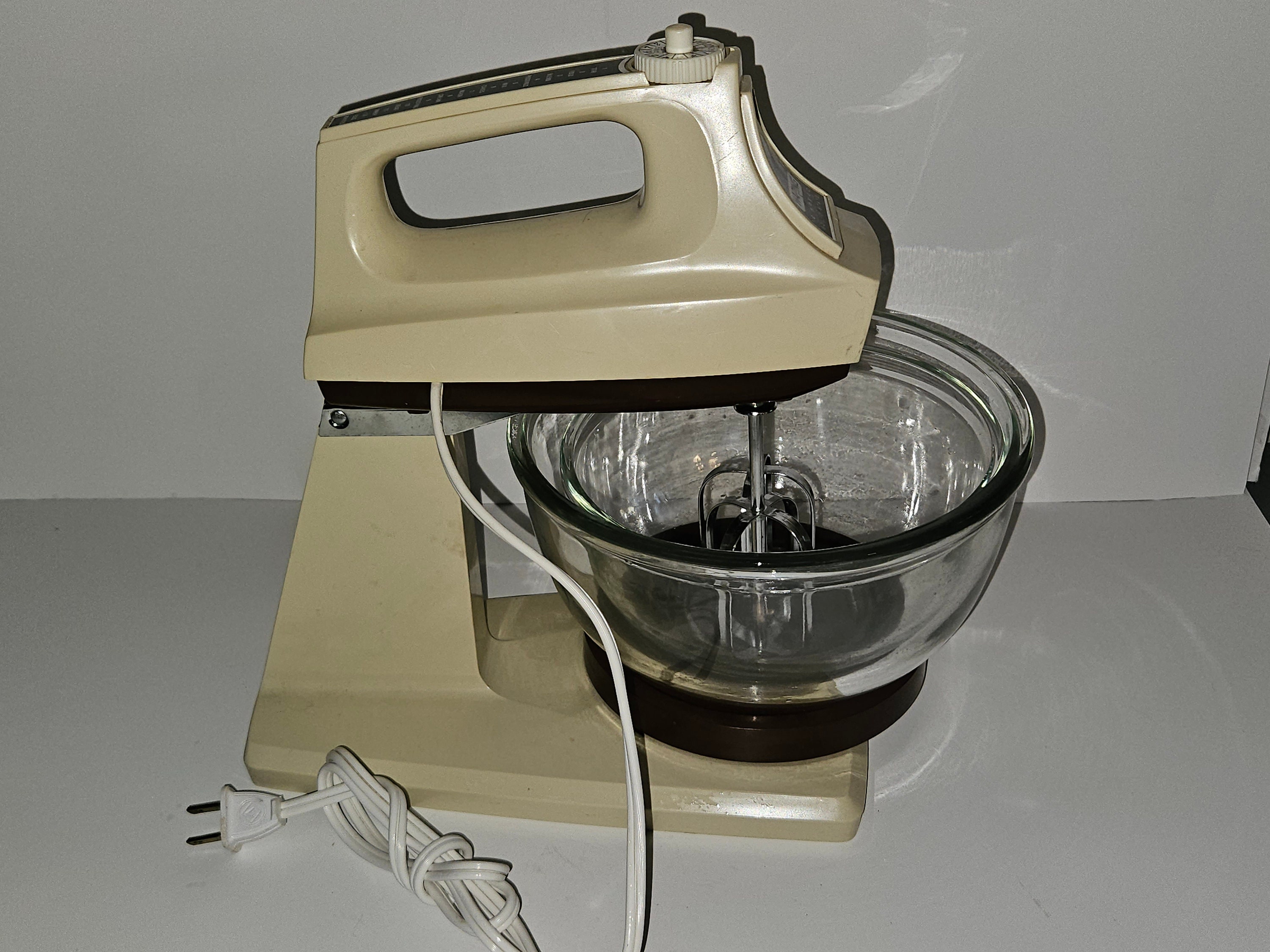 Vintage SUNBEAM Mixmaster Chrome Stand Mixer Beaters Mixing Bowls juic