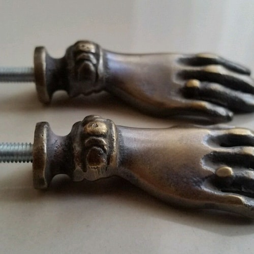 2 x laiton antique vtg. Style figural DAMES mains délicates Bouton de tiroir d'armoire 2 po. non laqué. #K12