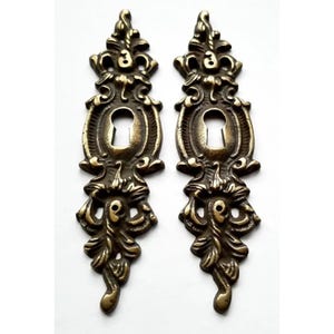 2 x Estilo antiguo vintage, francés ornamentado, escudos, tapas de cerraduras, cerraduras de puertas, llaves maestras, llaves para candados, 4 3/4" #E11