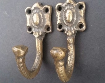 2 ganchos para sombreros de una sola capa, estilo antiguo, con placa posterior ornamentada, de 2-1/2" de largo. Sin lacar. #C4