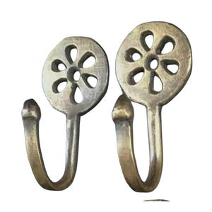 2 ganchos para toallas de latón macizo únicos con diseño floral de margaritas y placa posterior de 2 3/8" de largo, n.º C5