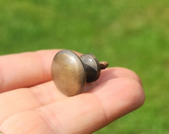 Perilla pequeña de librero estilo abogado, estilo antiguo, de 19 mm de diámetro. Latón macizo deslustrado, con tornillo para madera incrustado. Sin lacar. N.° K1