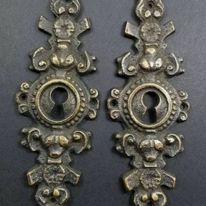 2 escudos grandes de latón con forma de ojo de cerradura, alargados y ornamentados, de 4" (componente de joyería n.° E19)