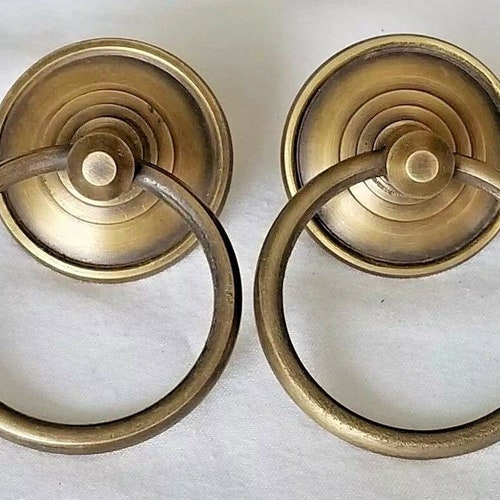 2 poignées rondes en laiton de style antique rustiques, plaque arrière 1 3/8 po. de diamètre x anneau de 1 3/4 po. de diamètre. Non laquée. #H45