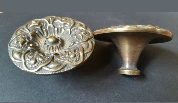 2 ANTIQUE SOLID BRASS SCREW ON LARGE ROUND KNOBS FLORAL DESIGN 2" dia #Z27 