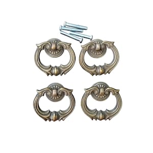 Puede incluir: Cuatro pomos de armario de latón antiguo con detalles ornamentados. Cada pomo tiene un tirador de anillo y un centro decorativo. Los pomos se incluyen con tornillos para la instalación.