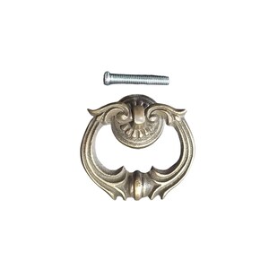 Puede incluir: Una manija de anillo de metal dorado con detalles ornamentados. La manija tiene una base redonda y un tornillo para la instalación.