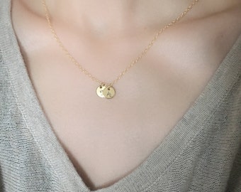 Dos discos personalizados Collar inicial lleno de oro, collar de monedas iniciales estampadas a mano, regalo de dama de honor, collar personalizado,