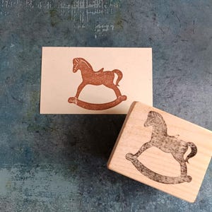 Timbro vintage a forma di cavallo a dondolo per scrapbooking festivo, timbro a forma di cavallo a dondolo in stile retrò, timbro a forma di cavallo in legno