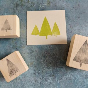 Timbro in gomma con albero per auguri di Natale, timbro con albero di pino per scrapbooking, sfondo con paesaggio invernale, pianta del bosco, foresta selvaggia