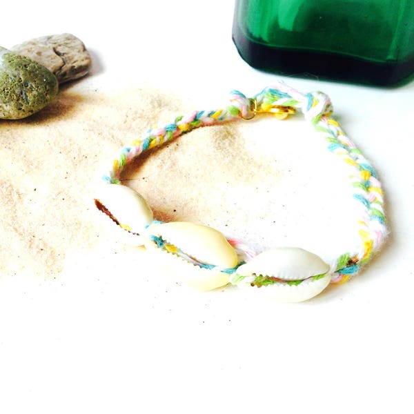 Bracelet coquillage textile CORSAIRE coton tressé 3 cauris 5 couleurs avec fermoir par All Things
