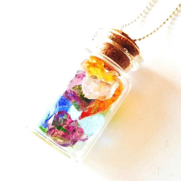 Sautoir MYRIADE bouteille avec petits galets de verre multicolore transparent par All Things Natural