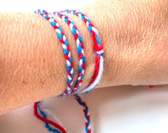 Bracelet patriotique bleu blanc rouge en laine tressée avec frange et coquillage naturel longue tresse par All Things Natural