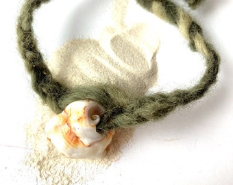 Bracelet coquillage naturel et pure laine couleur kaki par All Things Natural