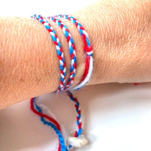 Bracelet patriotique bleu blanc rouge en laine tressée avec frange et coquillage naturel longue tresse par All Things Natural