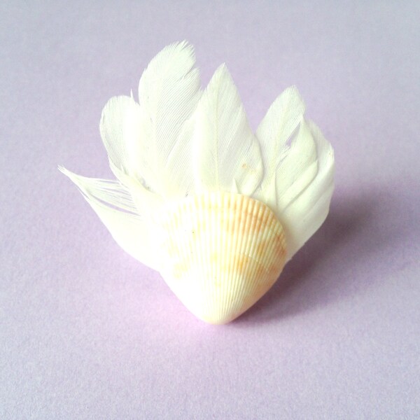 Bague FLAMME coquillage pastel blanc abricot et mini plumes blanches anneau argenté par All Things Natural