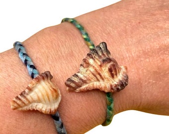 Bracelet coquillage naturel et cotons tressés 5 tons de vert  par All Things Natural