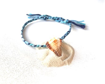 Bracelet coquillage naturel et cotons tressés 5 tons de bleu par All Things Natural