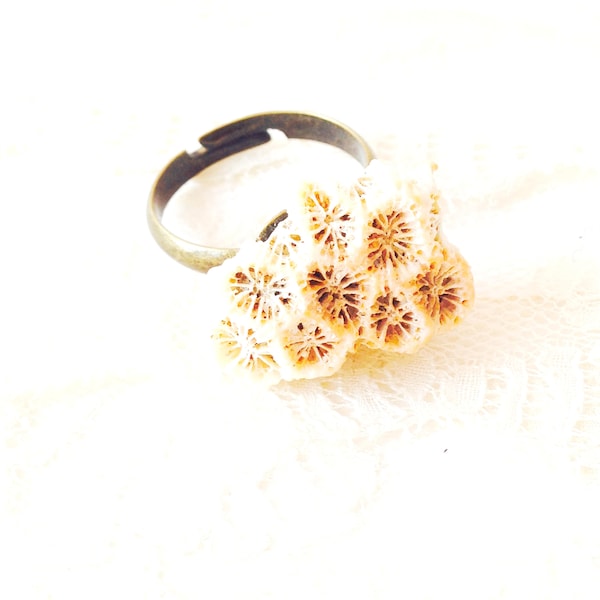 Bague RAYON DE MIEL pierre de corail blanc naturel alvéolé anneau couleur bronze ajustable