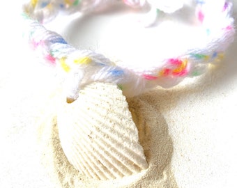 Bracelet blanc en laine tressée et coquillage naturel couleurs pastel par All Things Natural