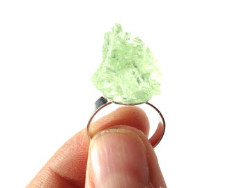 Bague DIAMANT VERT pierre de verre vert anis non taillée sur anneau argenté ajustable par All Things Natural