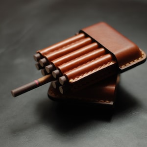 Custodia in cigarillos in vera pelle marrone cognac, borsa per sigarette artigianale, porta tabacco da viaggio biker, accessori per fumatori in stile retrò