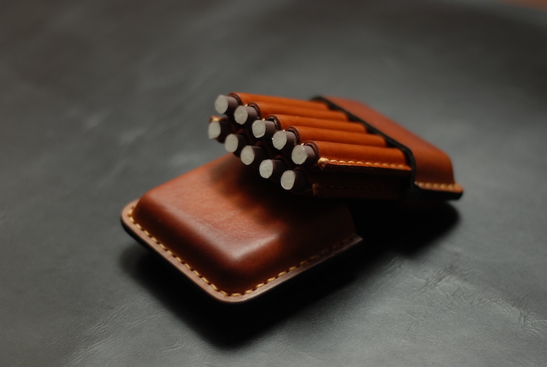 Étui à cigarillos en cuir véritable brun cognac, pochette à cigarettes artisanale, porte-tabac de voyage pour motard, accessoires pour fumeurs de style rétro image 4