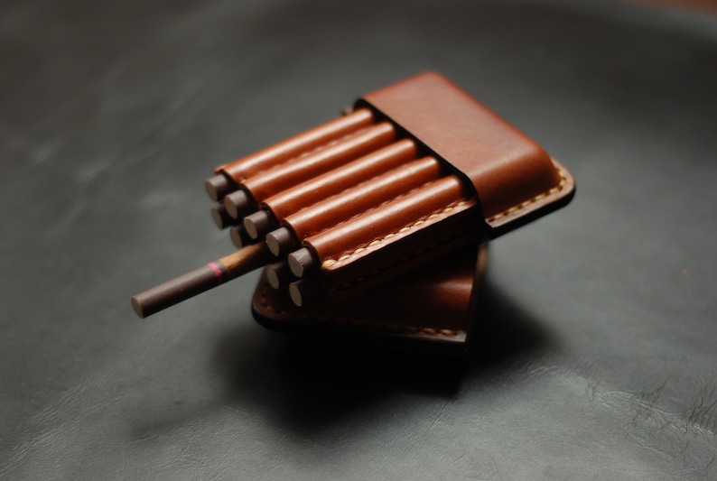 Étui à cigarillos en cuir véritable brun cognac, pochette à cigarettes artisanale, porte-tabac de voyage pour motard, accessoires pour fumeurs de style rétro image 1