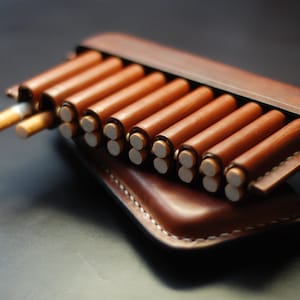 Portasigarette marrone cognac, porta tabacco da uomo, portasigari inciso su misura, accessori per fumatori