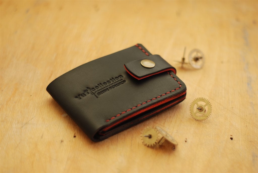 刻印入りレザー二つ折り財布：ハンドメイドのブラック＆レッドの小銭