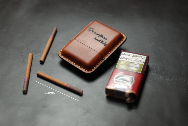 Étui à cigarillos en cuir véritable brun cognac, pochette à cigarettes artisanale, porte-tabac de voyage pour motard, accessoires pour fumeurs de style rétro image 2