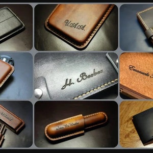 Puede incluir: Una colecci&oacute;n de art&iacute;culos de cuero personalizados, que incluyen carteras, llaveros y un estuche para bol&iacute;grafos. Cada art&iacute;culo presenta un nombre o iniciales grabados &uacute;nicos.