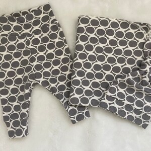 Gender Neutral Take Home Set. Gray Swaddle Blanket & Newborn Hat Set. Newborn or 0-3 month leggings. Baby Shower Gift. Newborn Photo Prop.