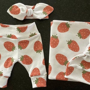Set aardbeien inbakerdoek en pasgeboren muts of hoofdband. Pasgeboren legging. Mee naar huis set voor pasgeboren meisje. Babyshower cadeau. Babyfotorekwisiet
