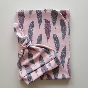 Conjunto de cobertor de penas e chapéu para recém-nascido. Conjunto recém-nascido para levar para casa. Envoltório de penas rosa. Presente de chá de bebê. Suporte para foto de recém-nascido pronto para envio