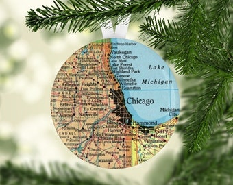 Pode incluir: Um ornamento redondo e colorido em forma de mapa que apresenta um mapa detalhado de Chicago e arredores. O mapa inclui as principais cidades, vilas e massas de água. O ornamento é perfeito para qualquer pessoa que ame Chicago ou tenha uma conexão com a cidade.
