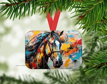 Könnte beinhalten: Rechteckiger Weihnachtsschmuck mit einem Gemälde eines Pferdekopfes. Das Kunstwerk verwendet lebendige Farbtöne von Blau, Gelb, Rot und Schwarz. Ein rotes Band ist zum Aufhängen befestigt. Der Text "Larson and Davis" ist sichtbar.