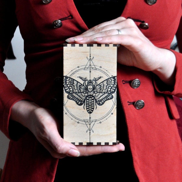 Boîte de jeu de tarot - Death Head Moth, Butterfly Dead Head. Boîte gothique. Boîte en bois faite à la main pour le jeu de tarot.