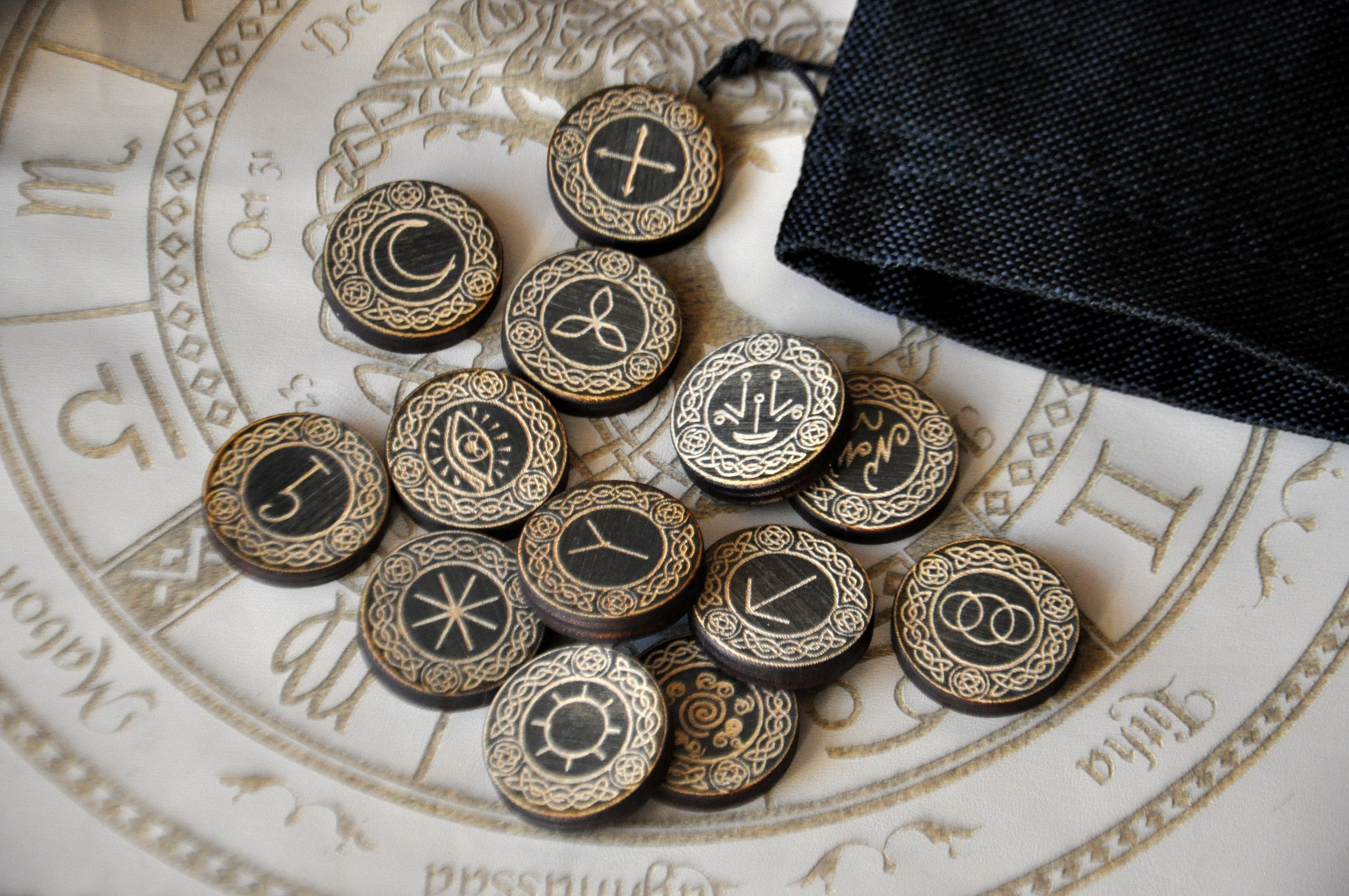 Runenset Mit Magnetbox - Holz Meditation Zubehör Für Altar Deko