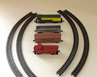 Train Set Arnold Rapido N-Scale: Diesel Swicher Locomotive, Box Car, Open Gondola, Caboose, Tracks, Railer