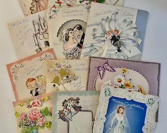 Könnte beinhalten: Eine Sammlung von Vintage-Hochzeitsglückwunschkarten. Die Karten zeigen Illustrationen von Brautpaaren, Blumenarrangements und dekorativen Bordüren. Texte beinhalten "Hochzeitsglückwünsche" und "Beste Wünsche."