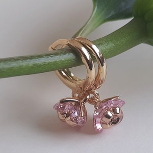 Boucles d&#39;oreilles Huggie fleurs roses. Boucles d&#39;oreilles en cristal rose. Créoles roses Huggie. Créoles fleur. Boucles d&#39;oreilles pour femmes. Idée cadeau