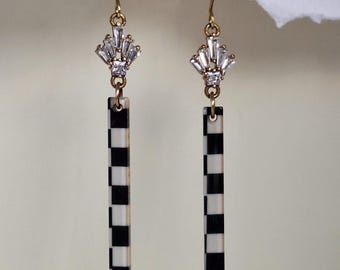 Pendientes colgantes de barras a cuadros de latón y acrílico: Joyería vintage