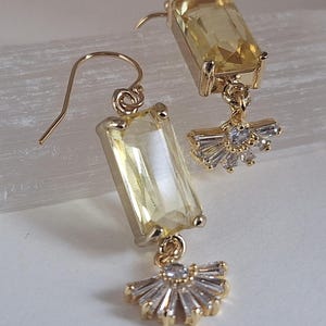 Lichtgele art-deco waaieroorbellen: sieraden uit de jaren 1920