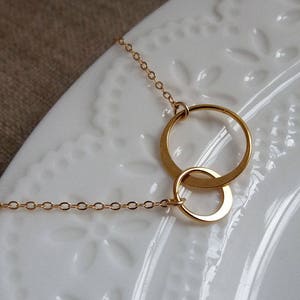 Collier en or deux cercles, collier double cercle, collier 2 cercles entrelacés, collier de couple, cadeau pour elle, cadeau de Noël, cadeau boutique Royaume-Uni
