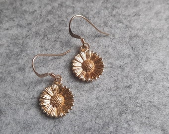 Gold Daisy Earrings. Tiny Daisy Earrings. Flower Earrings. Dainty Earrings. Earring For Women. Floral Earrings. Botanical Earrings.Gift Idea