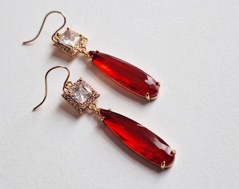 Brincos em formato de lágrima com cristal vermelho: Joias Art Déco